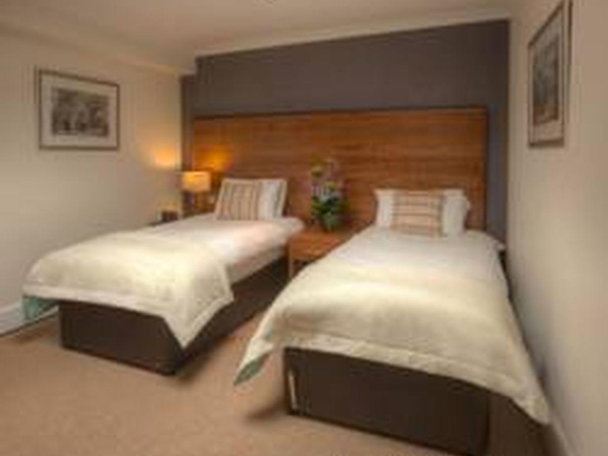 The Boleyn Hotel Staines-upon-Thames Buitenkant foto