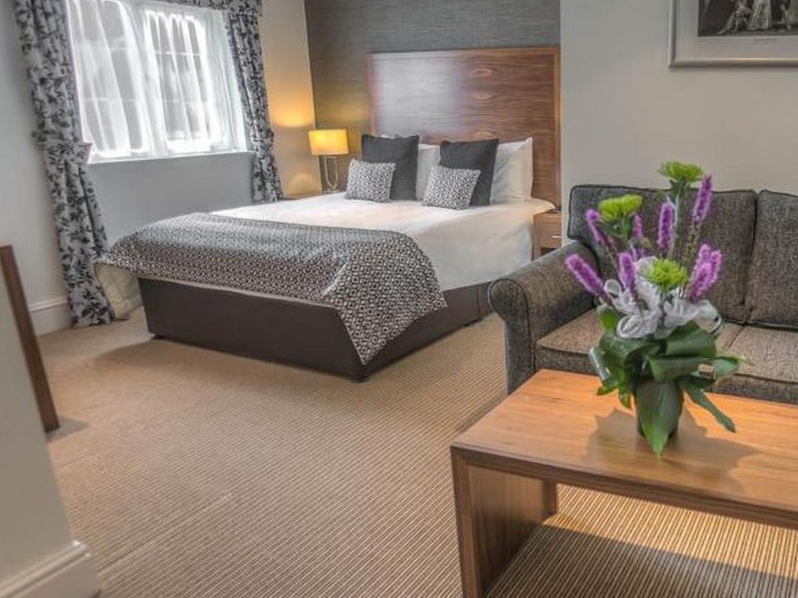 The Boleyn Hotel Staines-upon-Thames Buitenkant foto