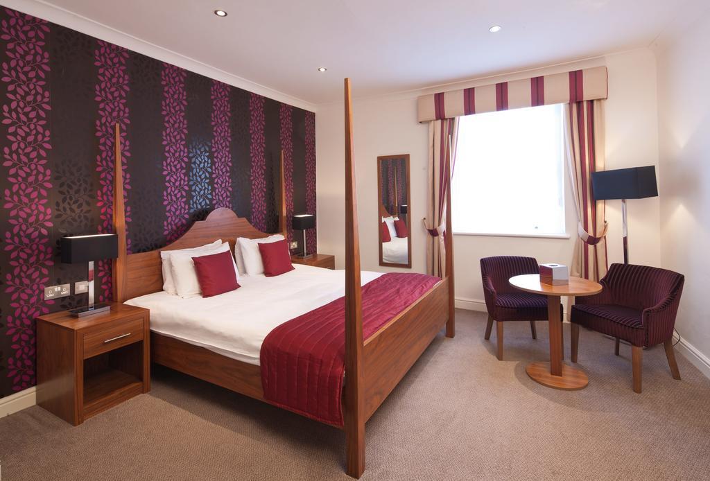 The Boleyn Hotel Staines-upon-Thames Buitenkant foto