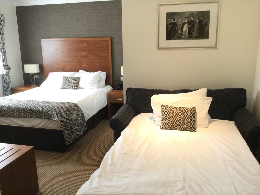 The Boleyn Hotel Staines-upon-Thames Buitenkant foto