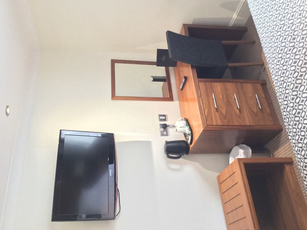 The Boleyn Hotel Staines-upon-Thames Buitenkant foto