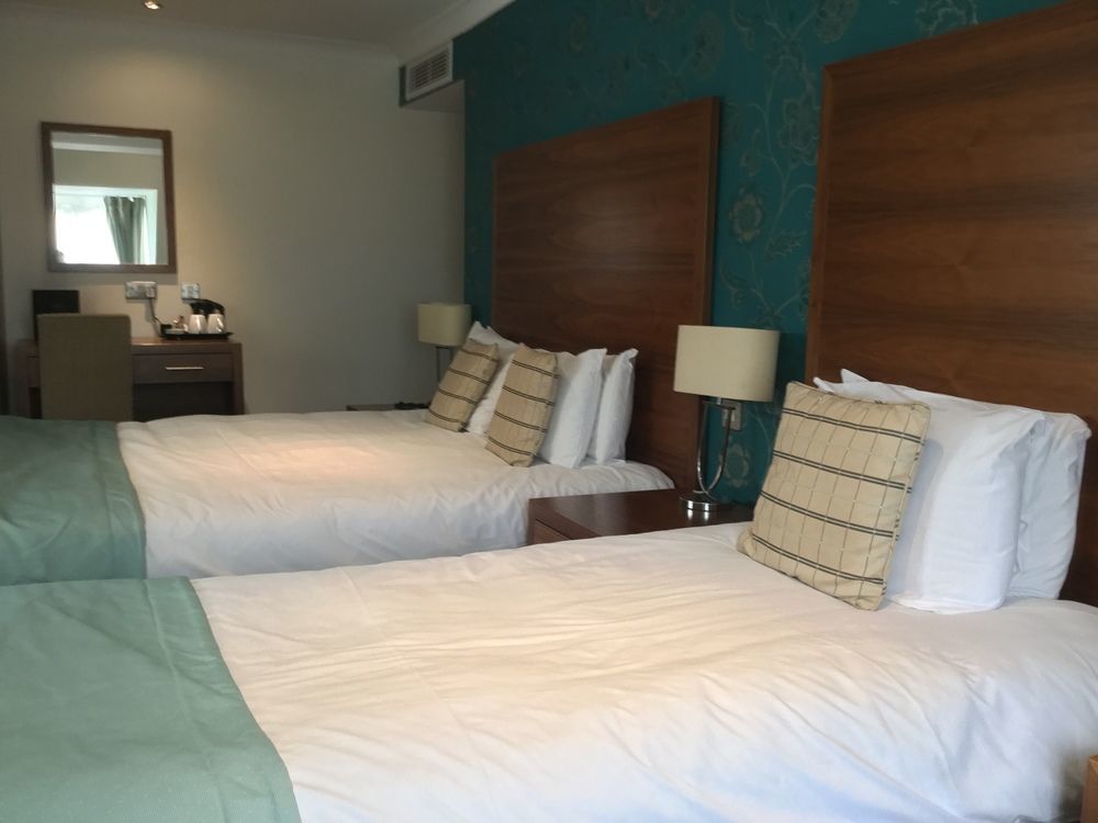 The Boleyn Hotel Staines-upon-Thames Buitenkant foto