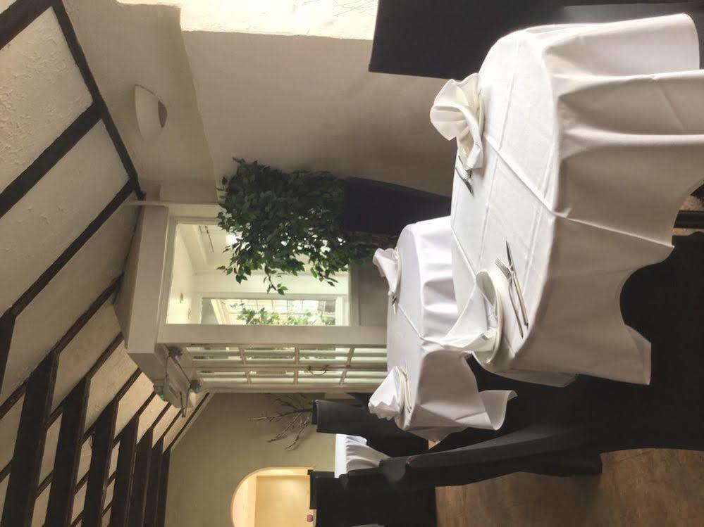 The Boleyn Hotel Staines-upon-Thames Buitenkant foto
