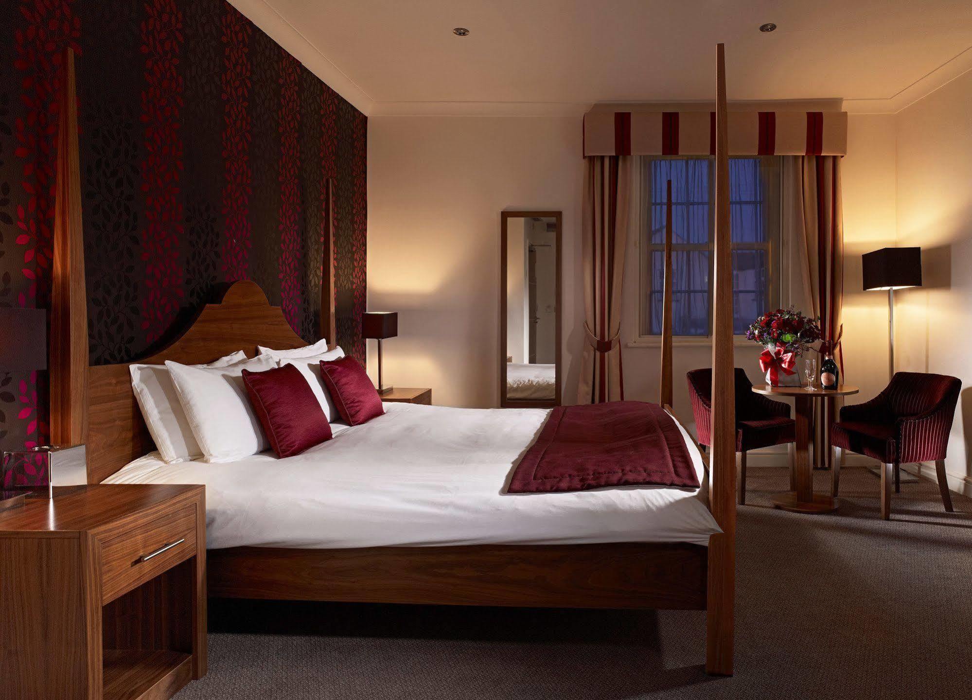 The Boleyn Hotel Staines-upon-Thames Buitenkant foto