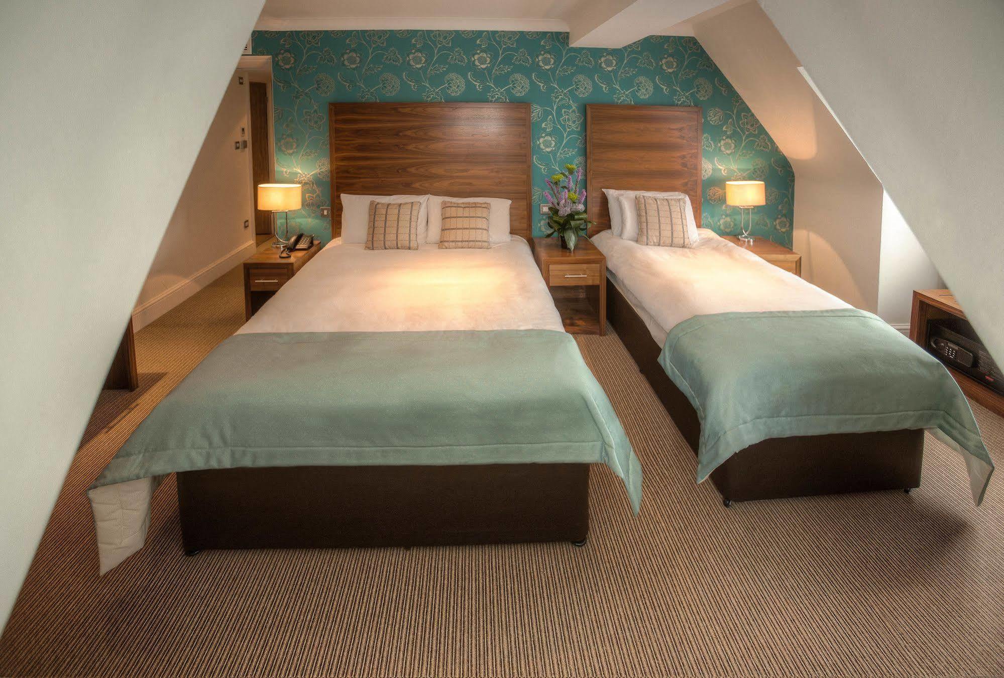The Boleyn Hotel Staines-upon-Thames Buitenkant foto