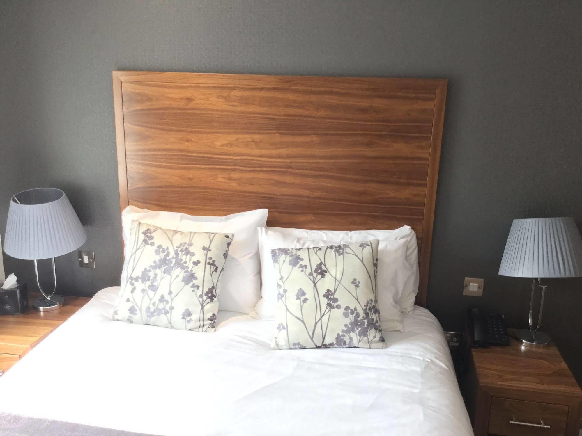 The Boleyn Hotel Staines-upon-Thames Buitenkant foto