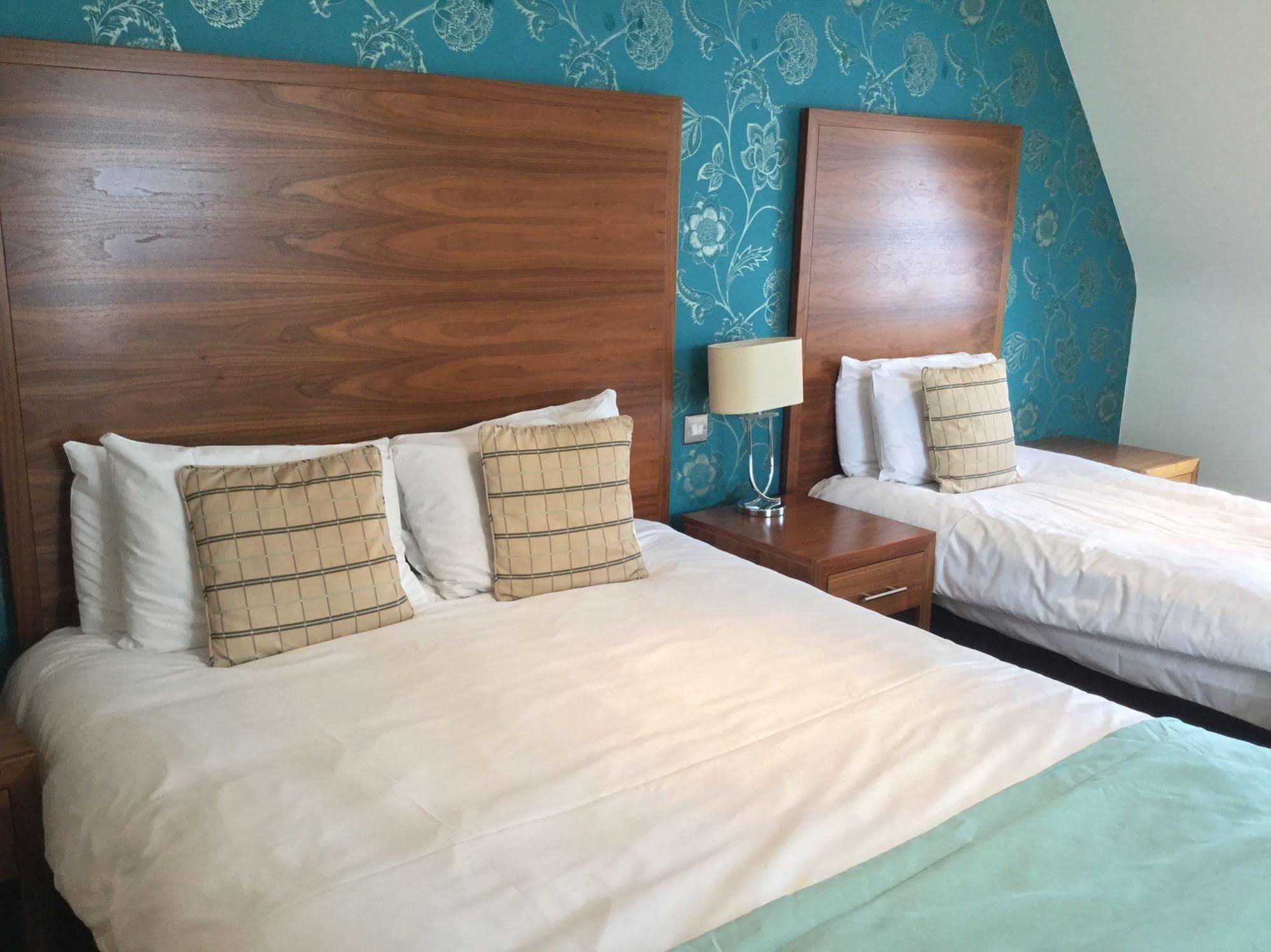 The Boleyn Hotel Staines-upon-Thames Buitenkant foto