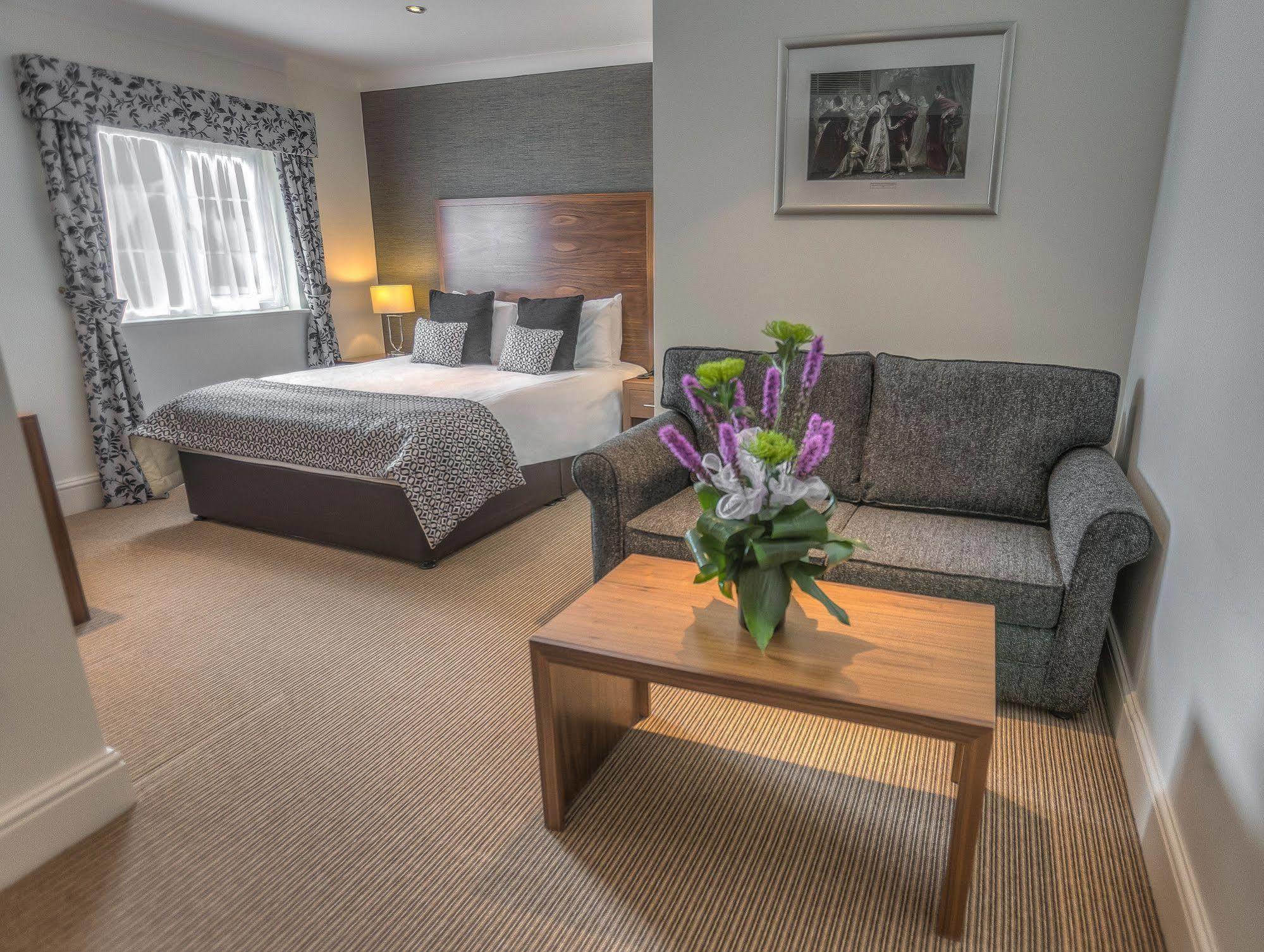 The Boleyn Hotel Staines-upon-Thames Buitenkant foto