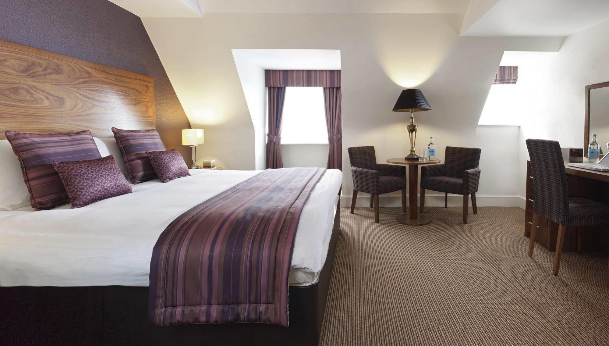 The Boleyn Hotel Staines-upon-Thames Buitenkant foto
