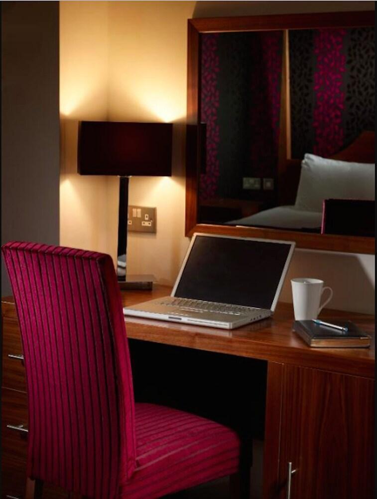 The Boleyn Hotel Staines-upon-Thames Buitenkant foto